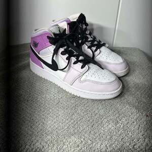 NEW Nike Air Jordan 1 Mid GS White Barely Grape DQ8423-501 Size 5.5 Youth / 7W